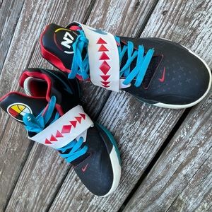NIKE KD 4 N7 (WORN/SIZE 9/BLACK/BLUE/RED)